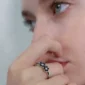Femme avec une Bague à Motif Fleurs en Argent 925.