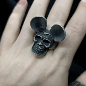 Femme avec une Chevalière Gothique Crâne aux Oreilles Iconiques en Acier 316L.