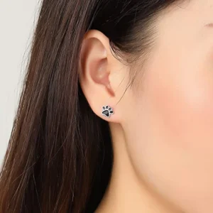 Femme portant des Boucles d’Oreilles Empreinte de Chien en Acier.