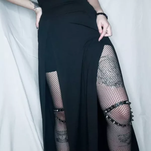 Femme portant des Jarretières Cloutées à Double Lanière en Cuir aux Genoux Femme portant des Jarretières Cloutées à Double Lanière en Cuir aux Genoux.