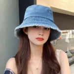 Femme portant un Bob en Denim Délavé et Effiloché.