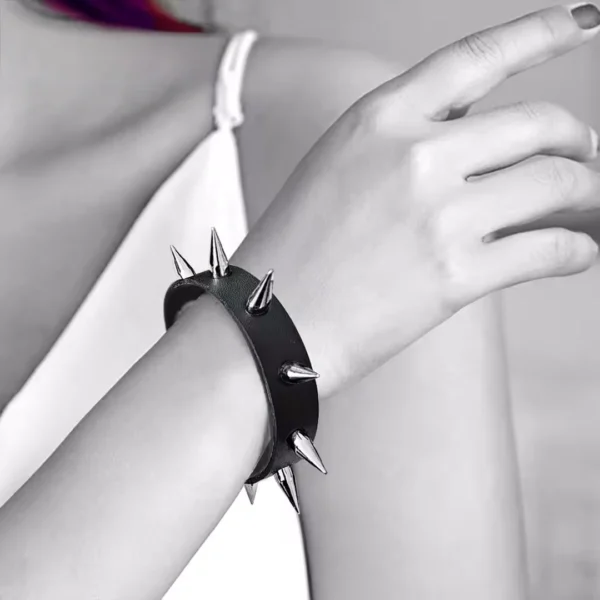 Femme portant un Bracelet Punk Rock Noir à Pointes Métal Femme portant un Bracelet Punk Rock Noir à Pointes Métal.