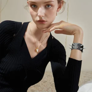Femme portant un Bracelet Similicuir Noir à Deux Rangées de Pointes Métal.