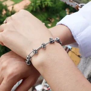 Femme portant un Bracelet Trombone en Acier Inoxydable à Maillons Noués 6 mm.