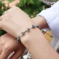 Femme portant un Bracelet Trombone en Acier Inoxydable à Maillons Noués 6 mm.