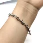 Femme portant un Bracelet en Fil Barbelé Acier Inoxydable Style Punk