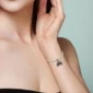 Femme portant un Charm Araignée Noire en Argent 925.