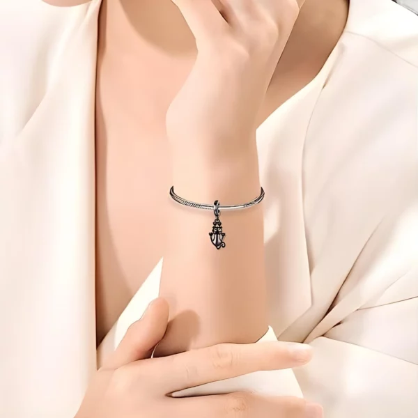 Femme portant un Charm Chat Noir Suspendu en Argent 925 Sterling Femme portant un Charm Chat Noir Suspendu en Argent 925 Sterling.