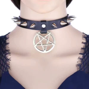 Femme portant un Choker Cuir Noir Clouté avec Pentacle Métallique.
