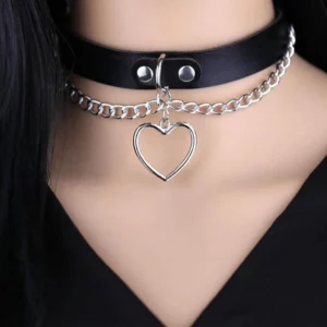 Femme portant un Choker Cuir Noir avec Cœur Métallique et Chaînes.