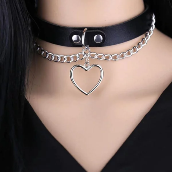 Femme portant un Choker Cuir Noir avec Cœur Métallique et Chaînes.