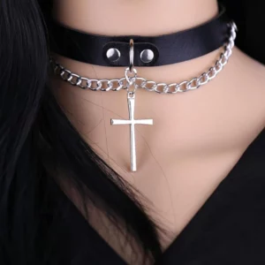 Femme portant un Choker Gothique Cuir Noir avec Croix Pendante & Chaînes.