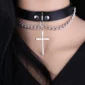Femme portant un Choker Gothique Cuir Noir avec Croix Pendante & Chaînes.