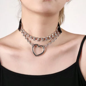 Femme portant un Collier Choker Cuir Noir Cœur & Chaînes Style Gothique Punk.