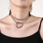 Femme portant un Collier Choker Cuir Noir Cœur & Chaînes Style Gothique Punk.