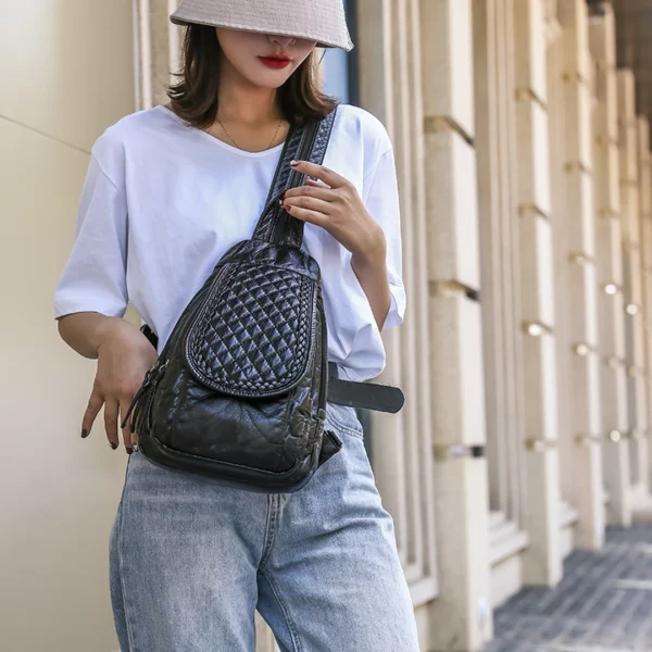 Femme portant un Sac à Dos Compact en Cuir Noir Capitonné Femme portant un Sac à Dos Compact en Cuir Noir Capitonné.