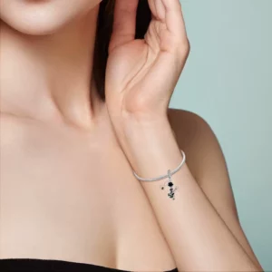 Femme portant un bracelet muni d'un Charm Squelette Guitariste en Argent 925.