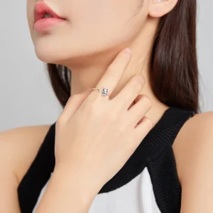 Femme portant une Bague Chat Espiègle Réglable en Acier Inoxydable.