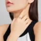 Femme portant une Bague Chat Espiègle Réglable en Acier Inoxydable.