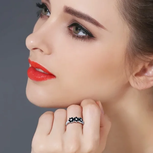 Femme portant une Bague Fleurs Argent 925 Zircon Noir et Blanc Femme portant une Bague Fleurs Argent 925 Zircon Noir et Blanc.