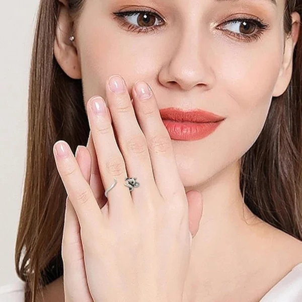 Femme portant une Bague Ouverte Souris en Laiton - Taille Réglable Femme portant une Bague Ouverte Souris en Laiton - Taille Réglable.