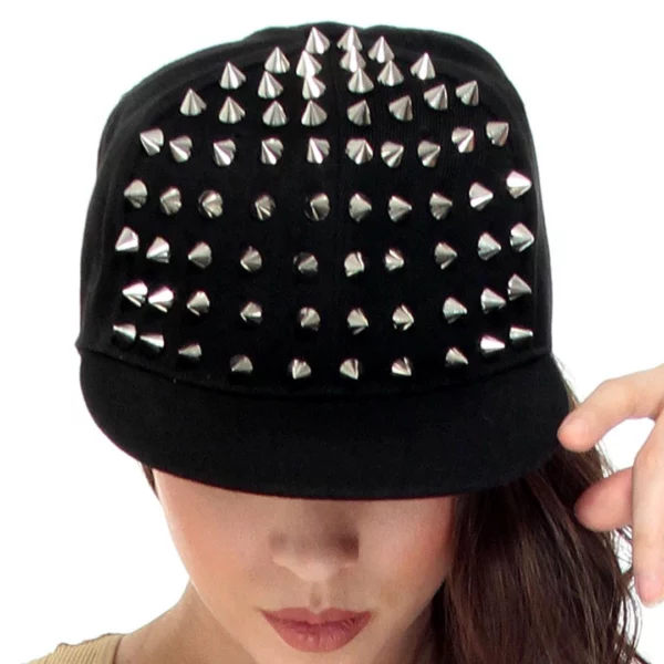 Femme portant une Casquette Noire Cloutée à Fermeture Strapback.