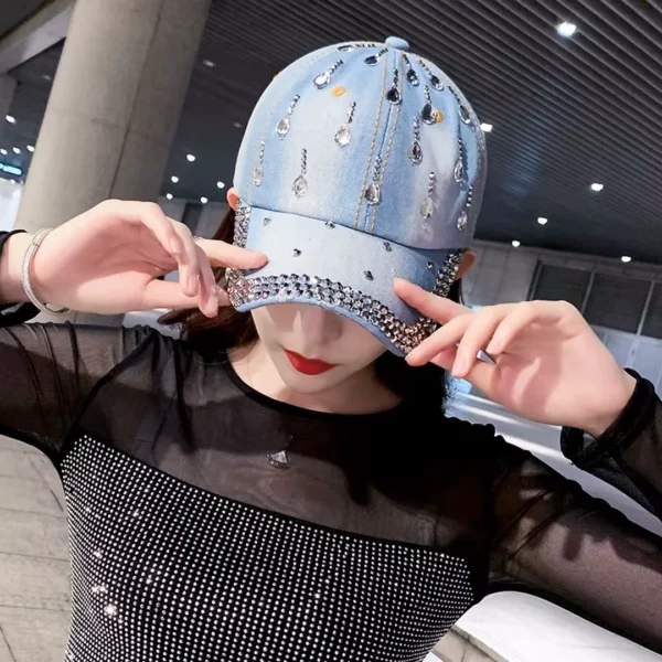 Femme portant une Casquette en Denim Délavé avec Gouttelettes Femme portant une Casquette en Denim Délavé avec Gouttelettes.