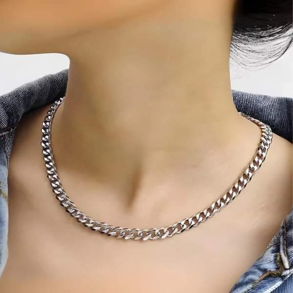 Femme portant une Chaîne Cubaine en Acier Inoxydable Maillons 5 mm Femme portant une Chaîne Cubaine en Acier Inoxydable Maillons 5 mm.