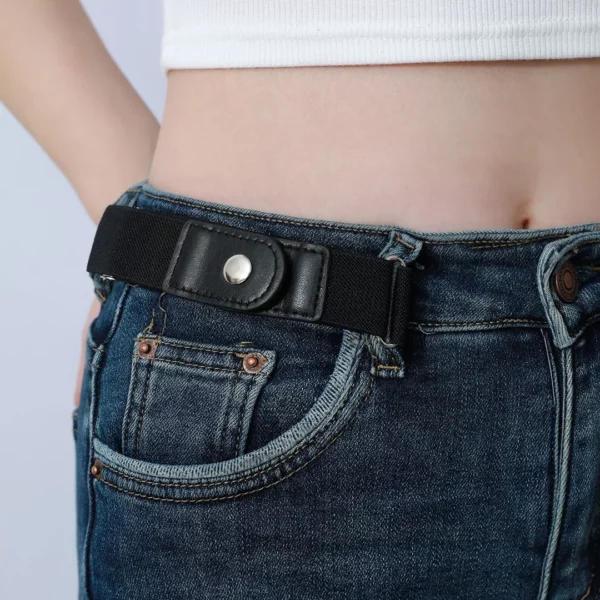 Femme portant une Paire de Ceintures Élastiques Noires Ajustables & Sans Boucle.