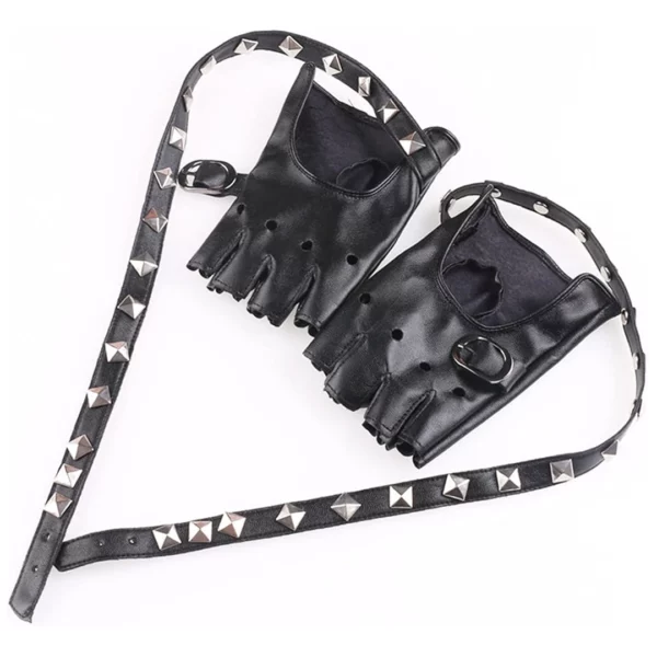 Gants sans doigts en cuir pour femme style punk rock avec sangle et rivets Gants sans doigts en cuir pour femme style punk rock avec sangle et rivets.