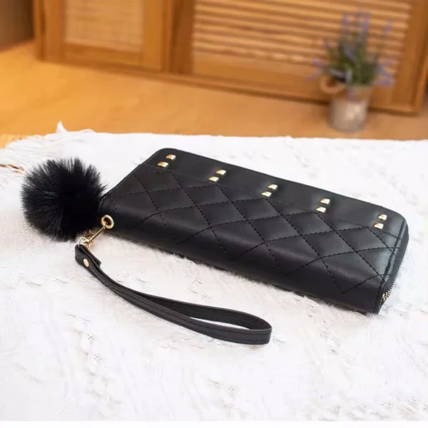 Grand Portefeuille Noir pour Femme en Cuir avec Rivets & Pompon Grand Portefeuille Noir pour Femme en Cuir avec Rivets & Pompon.