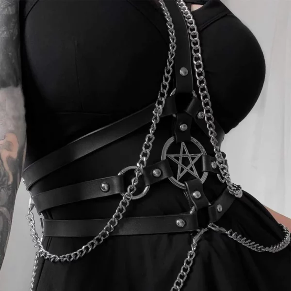 Harnais Sangles Cuir avec Chaînes et Pentacles Métalliques Style Gothique Punk Harnais Sangles Cuir avec Chaînes et Pentacles Métalliques Style Gothique Punk.