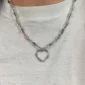 Homme Gothique portant un Collier en Fil Barbelé Chaîne et Pendentif Cœur.