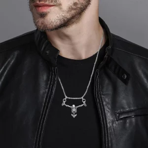 Homme Gothique portant un Pendentif Squelette Captif en Acier Inoxydable.