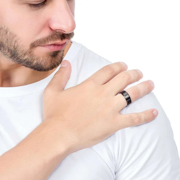 Homme avec Bague Acier 316L Finition Brossée 8 mm avec Bordures Polies Homme avec Bague Acier 316L Finition Brossée 8 mm avec Bordures Polies.