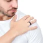Homme avec Bague Acier 316L Finition Brossée 8 mm avec Bordures Polies.