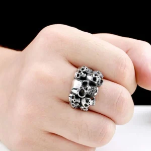 Homme avec Bague Gothique à Multiples Têtes de Mort en Acier 316L.