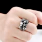 Homme avec Bague Gothique à Multiples Têtes de Mort en Acier 316L.
