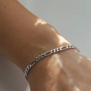 Homme avec un Bracelet Figaro en Acier Inoxydable de diamètre 6 mm.