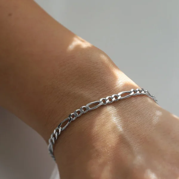 Homme avec un Bracelet Figaro en Acier Inoxydable de diamètre 6 mm Homme avec un Bracelet Figaro en Acier Inoxydable de diamètre 6 mm.