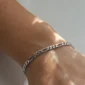 Homme avec un Bracelet Figaro en Acier Inoxydable de diamètre 6 mm.