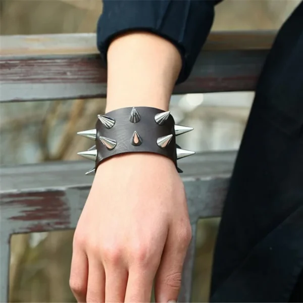Homme avec un Bracelet Similicuir Noir à Deux Rangées de Pointes Métal Homme avec un Bracelet Similicuir Noir à Deux Rangées de Pointes Métal.