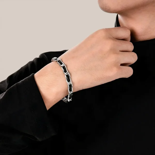 Homme portant un Bracelet Chaîne Cubaine & Lanière Cuir Traversante Homme portant un Bracelet Chaîne Cubaine & Lanière Cuir Traversante.
