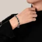 Homme portant un Bracelet Chaîne Cubaine & Lanière Cuir Traversante.