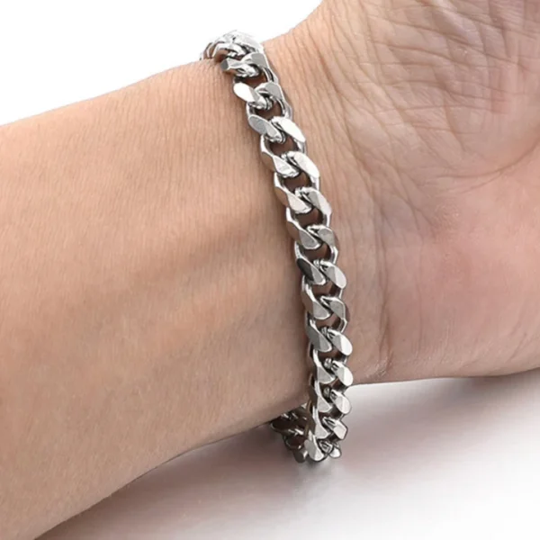 Homme portant un Bracelet Gourmette à Maille Cubaine en Acier Inoxydable 7 mm Homme portant un Bracelet Gourmette à Maille Cubaine en Acier Inoxydable 7 mm.