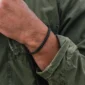 Homme portant un Bracelet Gourmette à Maille Cubaine en Acier Noir PVD 7 mm.