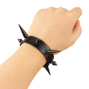Homme portant un Bracelet Punk Clouté en Similicuir Noir avec Spikes Noirs Asymétriques.