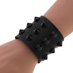 Homme portant un Bracelet Punk à Clous Coniques en Similicuir Noir.