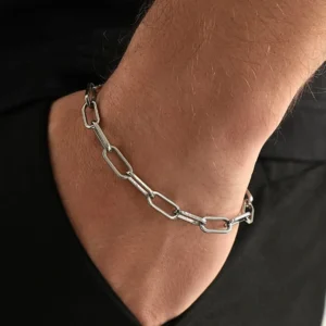 Homme portant un Bracelet Trombone en Acier Inoxydable à Maillons 7 mm.