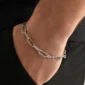 Homme portant un Bracelet Trombone en Acier Inoxydable à Maillons 7 mm.